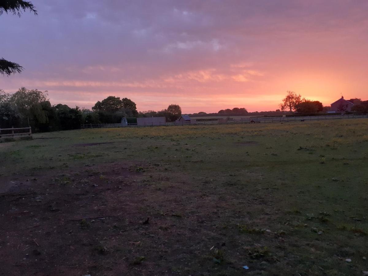 Glamping In Wiltshire The Green Knoll Is A Charm Chippenham  Esterno foto